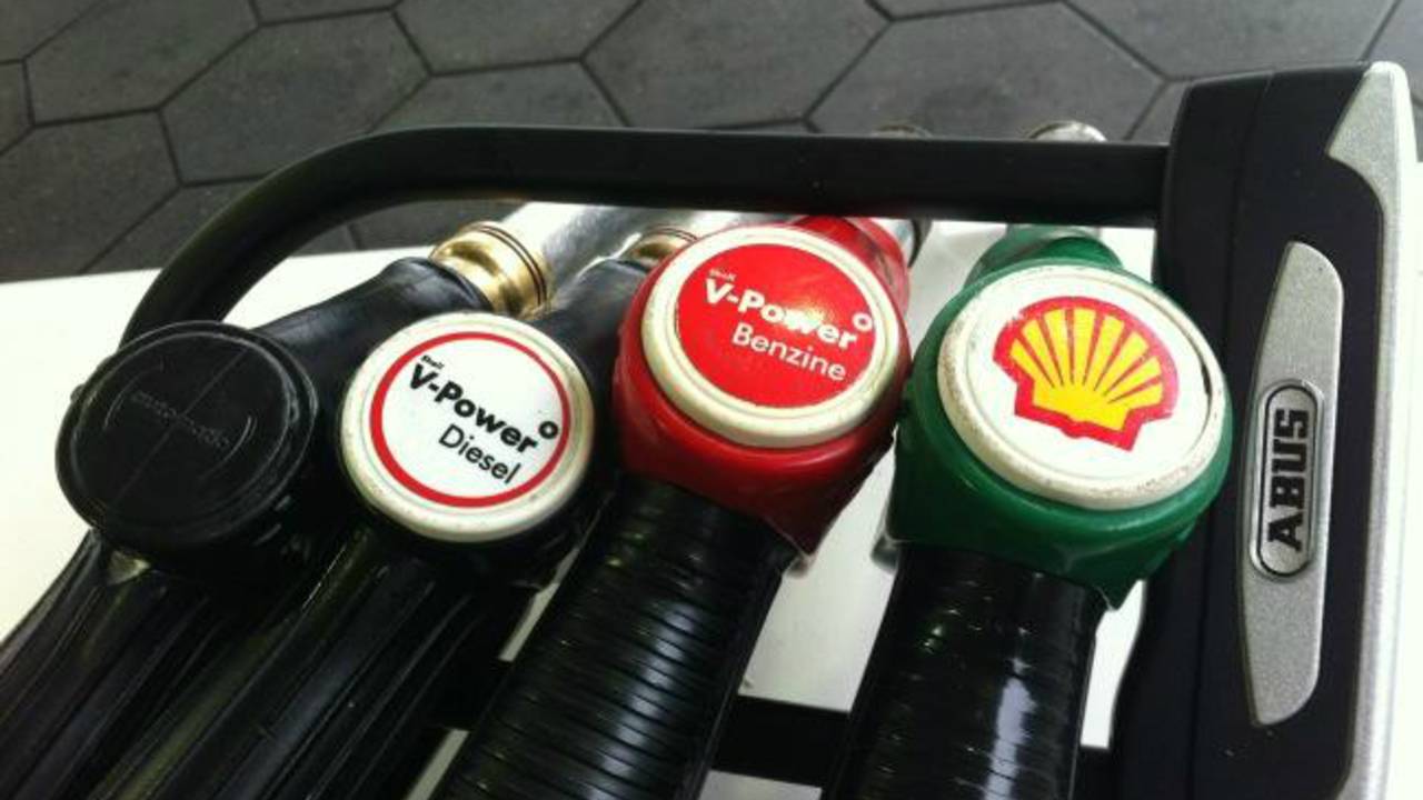 Langs de A2 Bij Eindhoven kunnen vrachtwagens LNG tanken