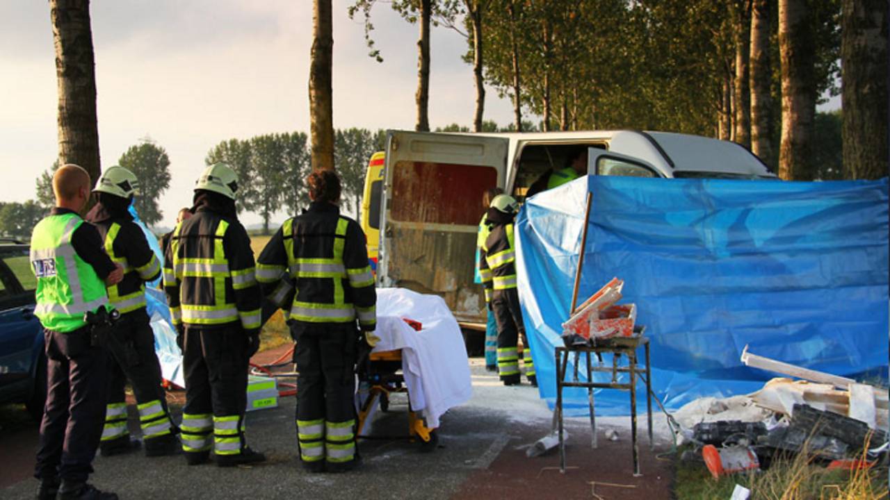 Brandweer bevrijdt man (foto: Charles Mallo / SQ Vision Mediaprodukties)