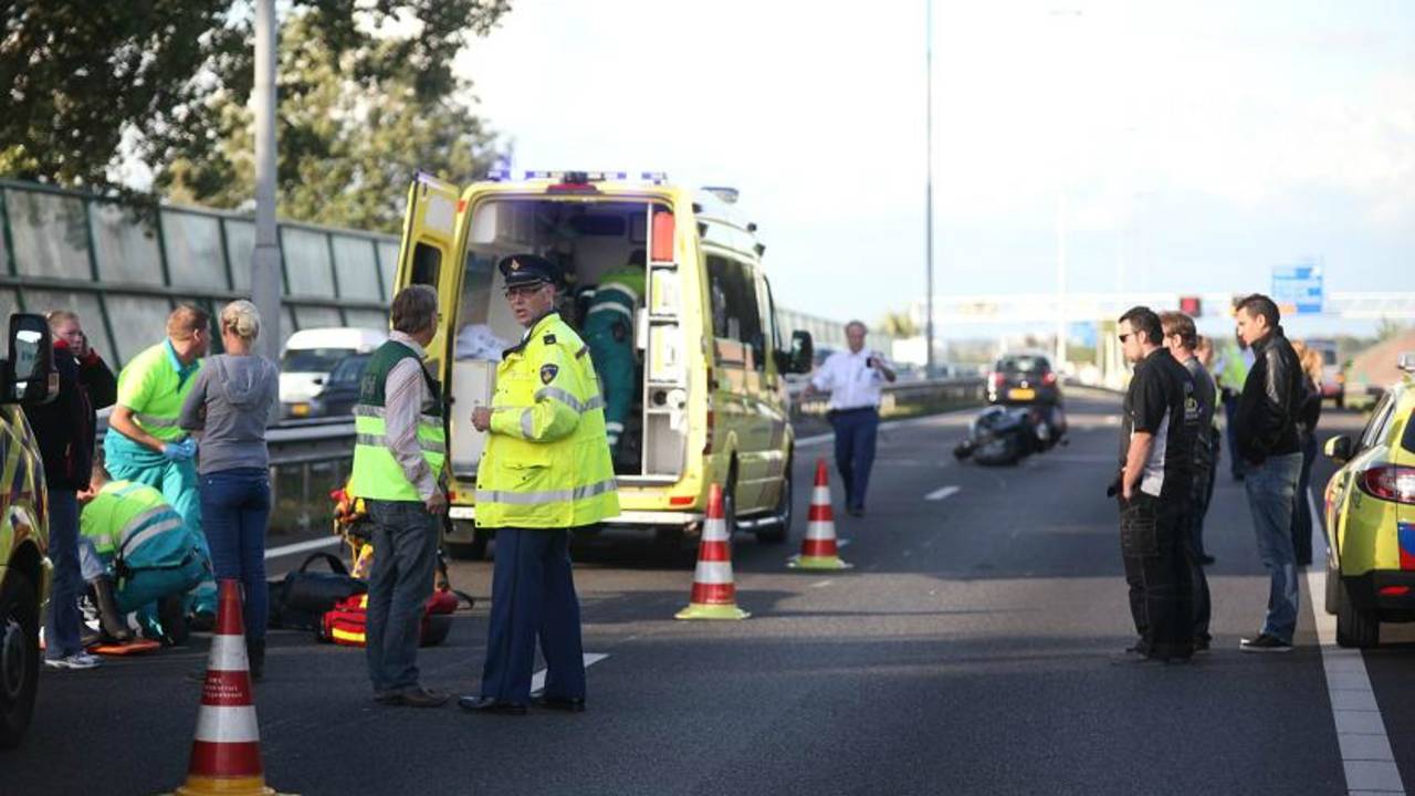 Ongeluk met motorrijder (foto: Jeroen Stuve/Mainstay Media)