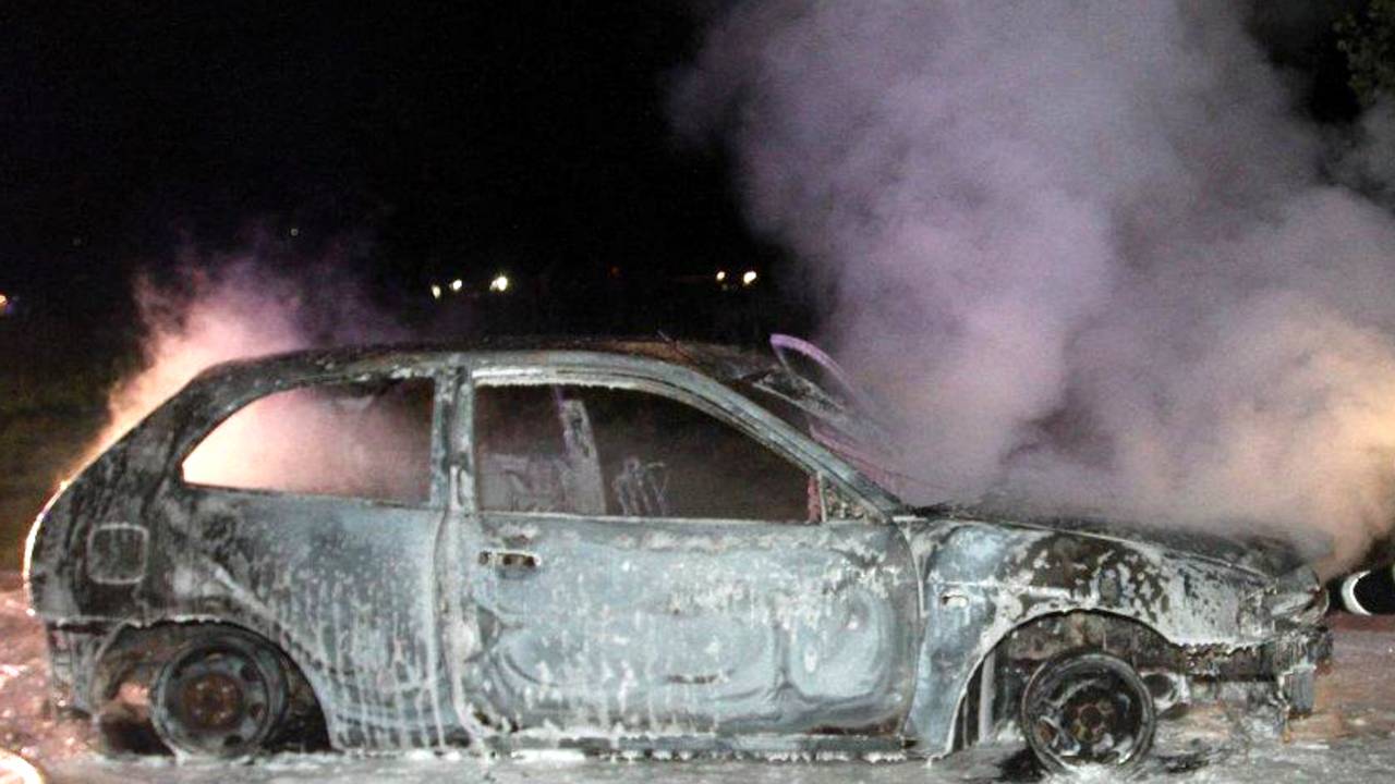 De brandende auto (foto: Bart Meesters)