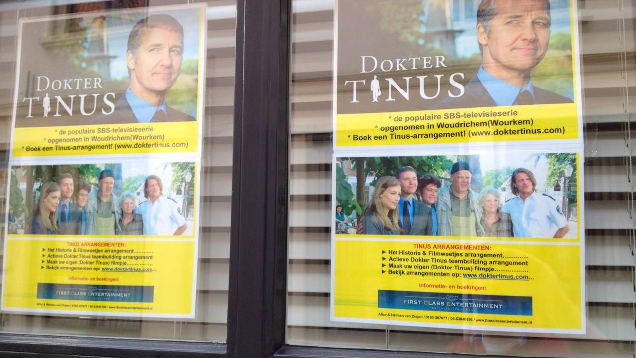 Posters voor het raam in Woudrichem