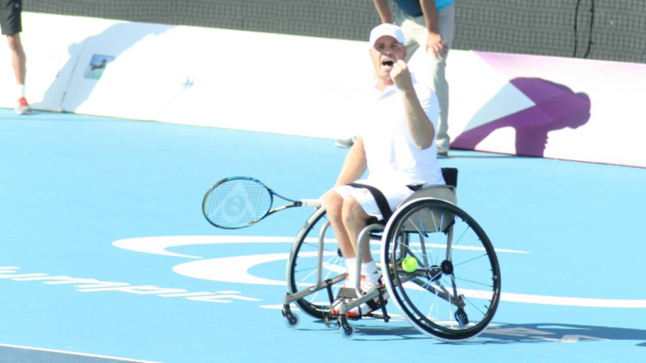 Maikel juicht na overwinning