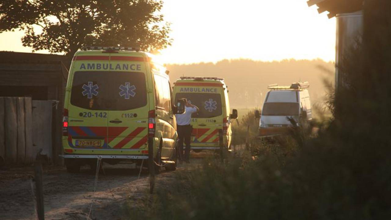 Man valt door dak (foto: Jeroen Stuve / Mainstay Media Breda)