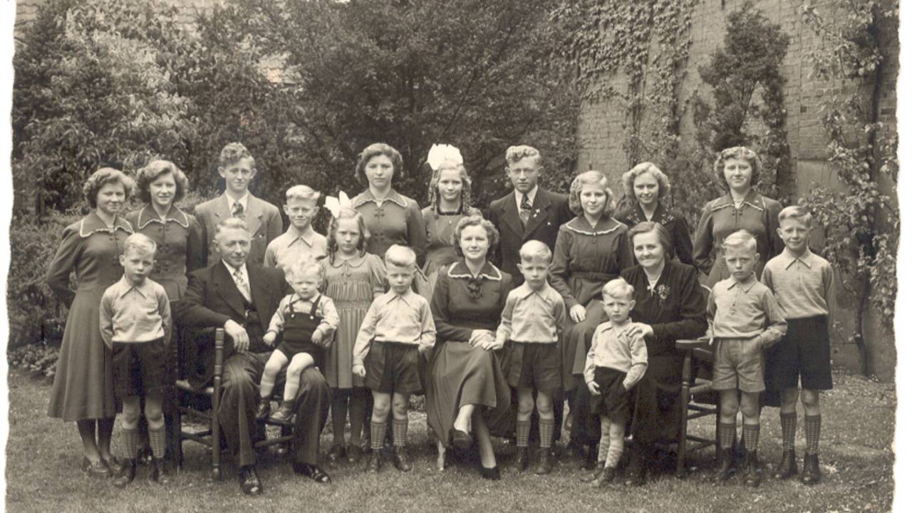 Foto uit 1952 Piet en Anna Bouwdewijns waren toen 25 jaar getrouwd.