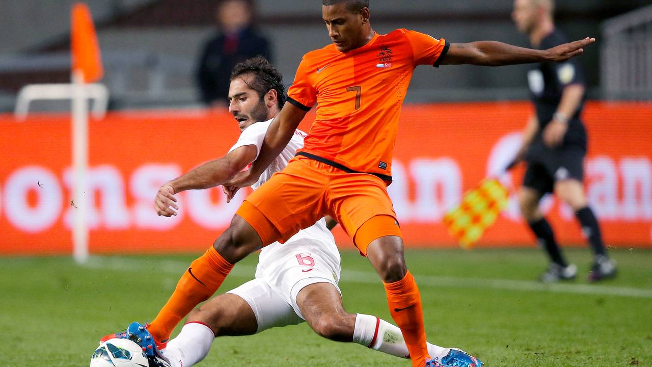 Luciano Narsingh wordt getackeld door de Turk Hamit Altintop. (foto: Pics United)