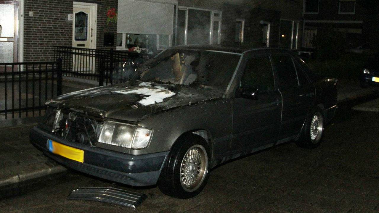 Brand verwoest auto in Den Bosch. (Foto: Bart Meesters/Meesters Multi Media)