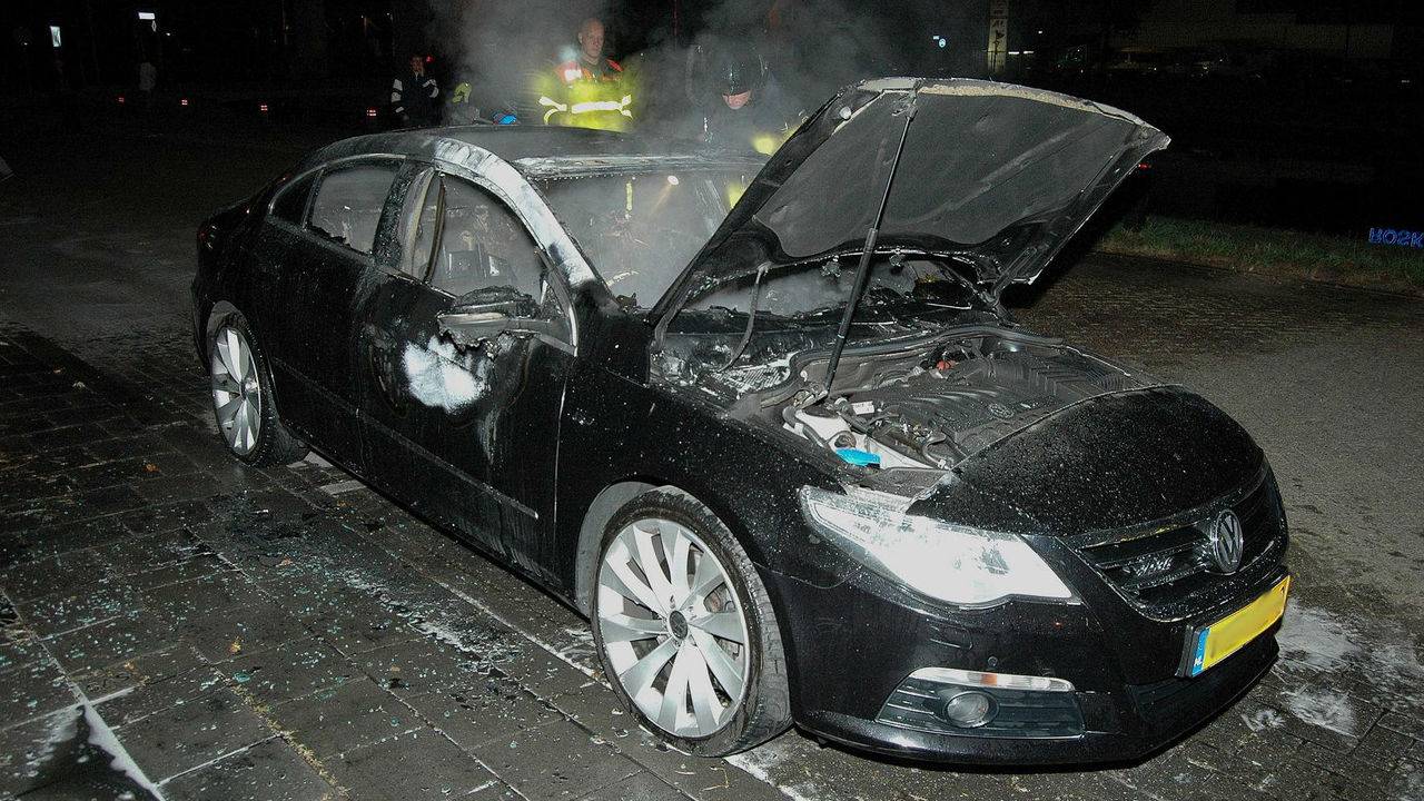 Auto verloren bij brand Tilburg. (Foto: Toby de Kort/Meesters Multi Media)
