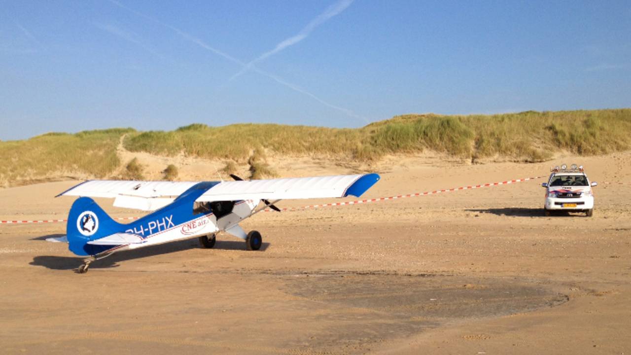 Vliegtuig maakt noodlanding op strand (foto: ANP)