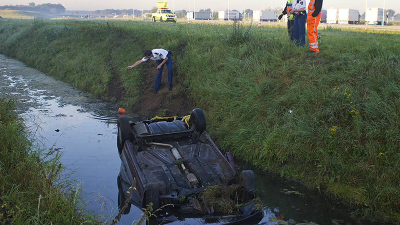 Auto in sloot (foto: Sander van Gils / SQ Vision Mediaprodukties)