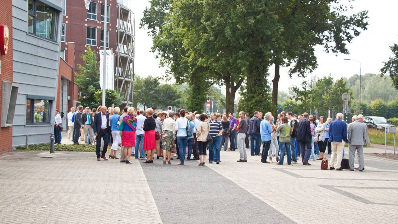 Alle ambtenaren van Boxtel moesten even het gemeentehuis uit. (foto: Mark van der Pol, SQ Vision)