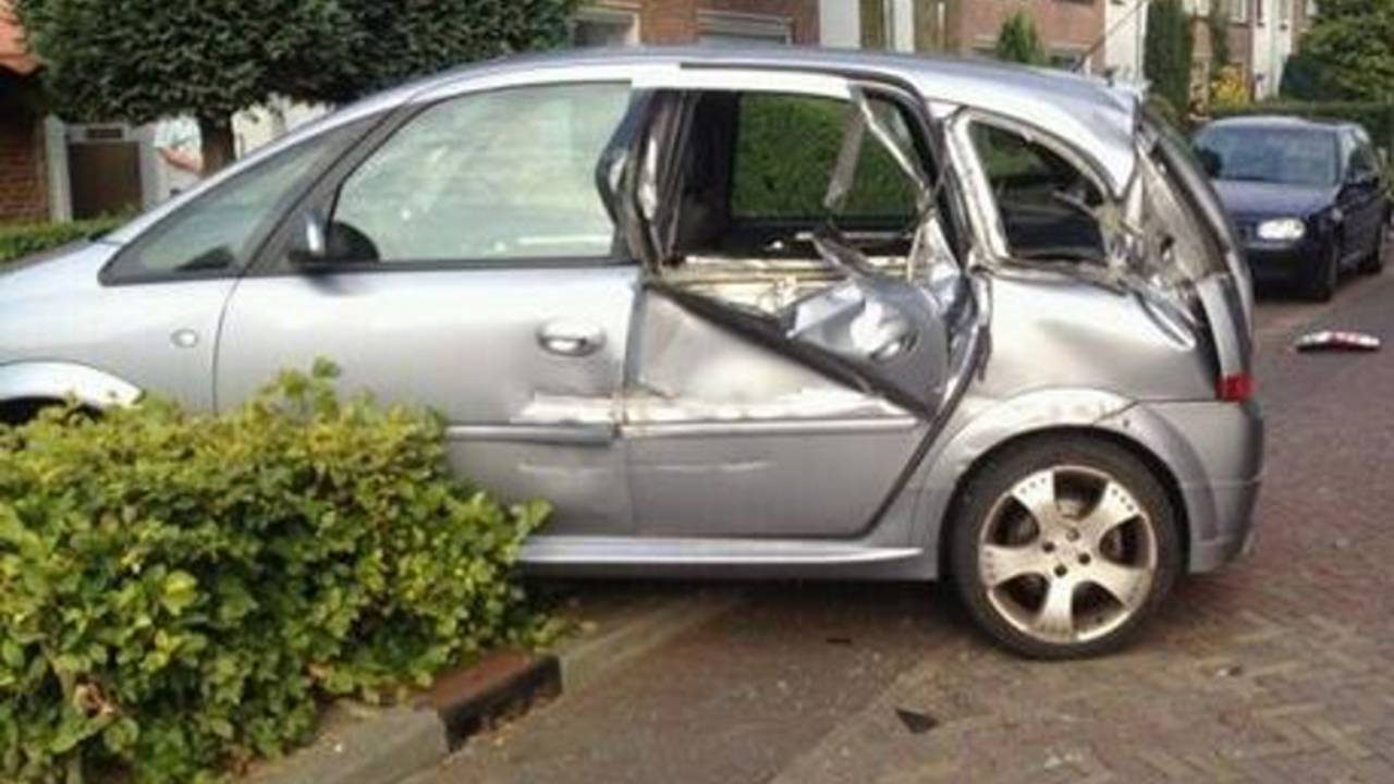 Beschadigde auto in Waalre (foto: Fons Hendriks / Meesters Multi Media)
