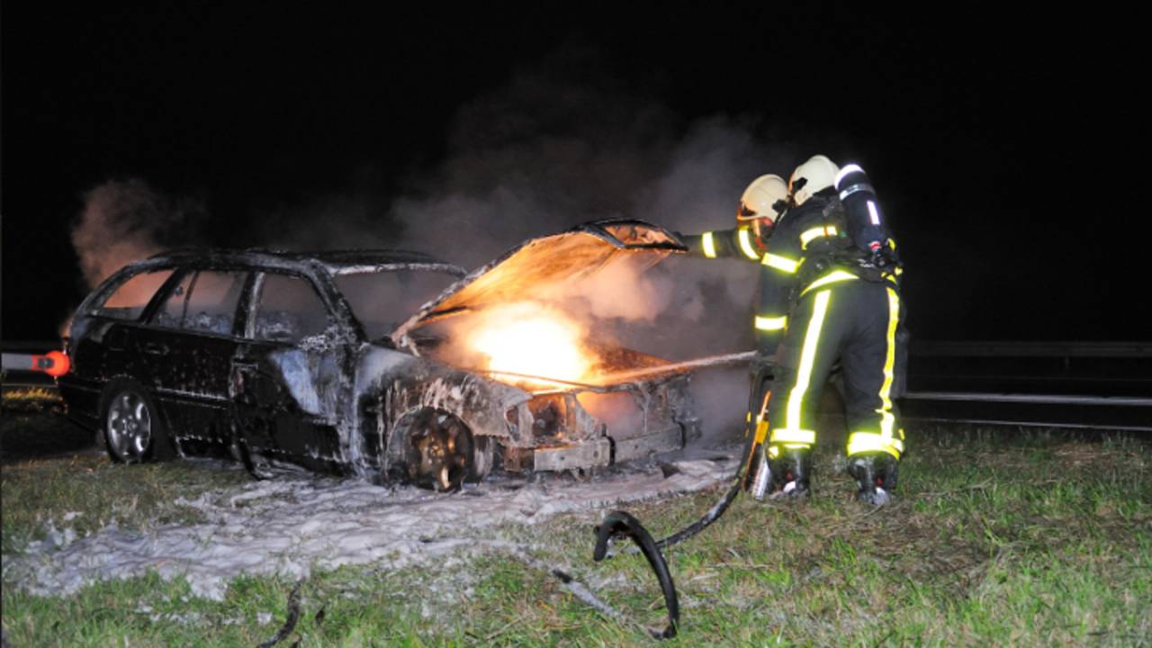 Auto volledig uitgebrand (foto: Rob de Haas / Mainstay Media Breda)