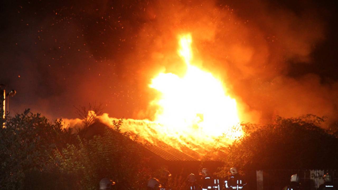 De vlammen waren meters boven het dak te zien (Foto: SQ Vision).
