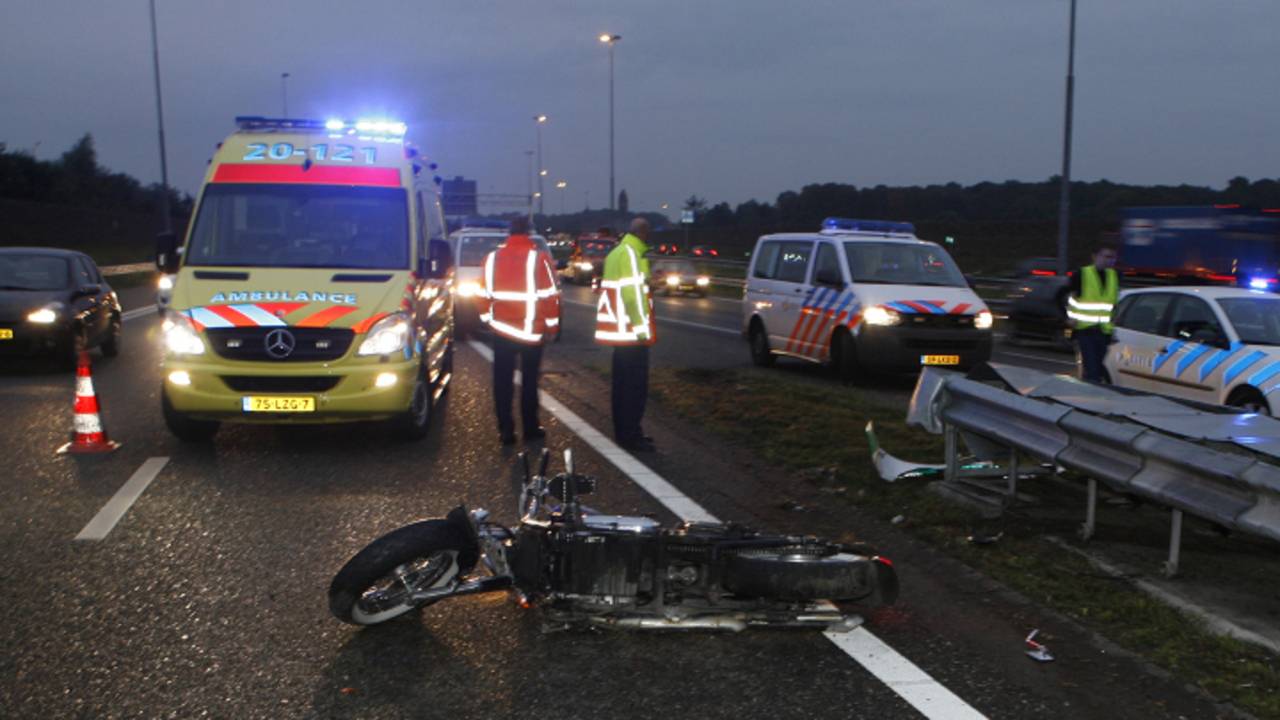 Motorrijder gewond (foto: Remco de Ruijter / RDR)