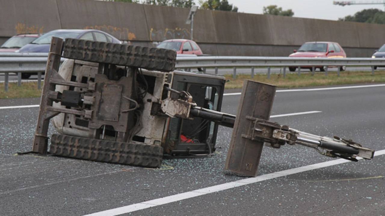 De graafmachine op de snelweg (Foto: SQ Vision)