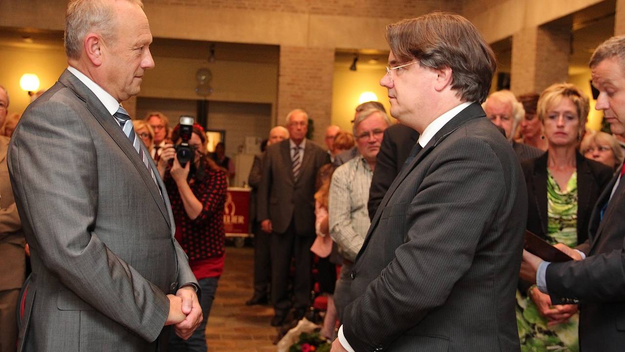 Jan Boelhouwer, links, wordt beëdigd (foto: John Kuijsters)