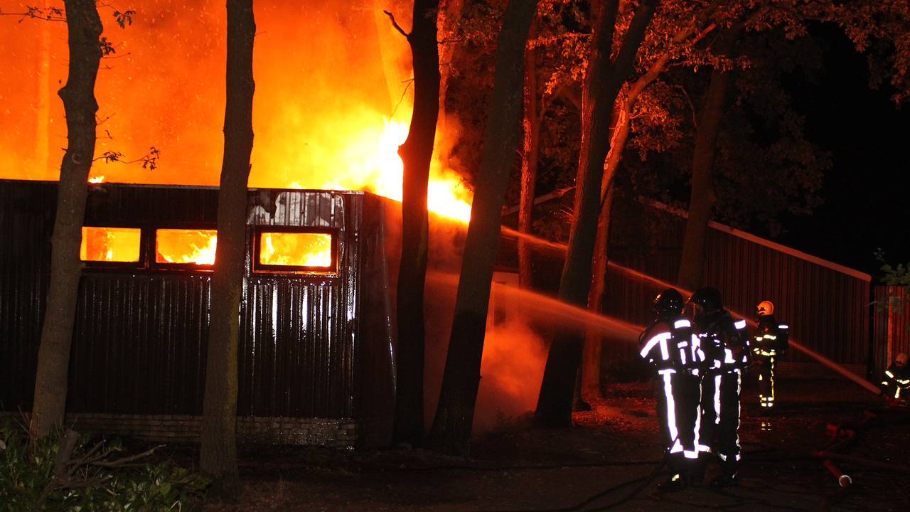 Brand bij paardenfokkerij Gilze. (Foto: Fons Hendriks, Meesters Multimedia)