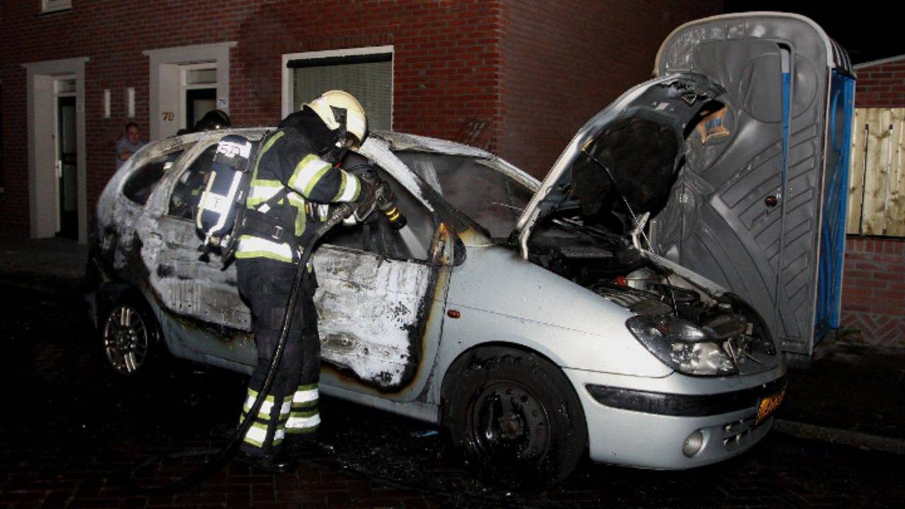 Auto volledig uitgebrand (foto: Bart Meesters / Meesters Multi Media)