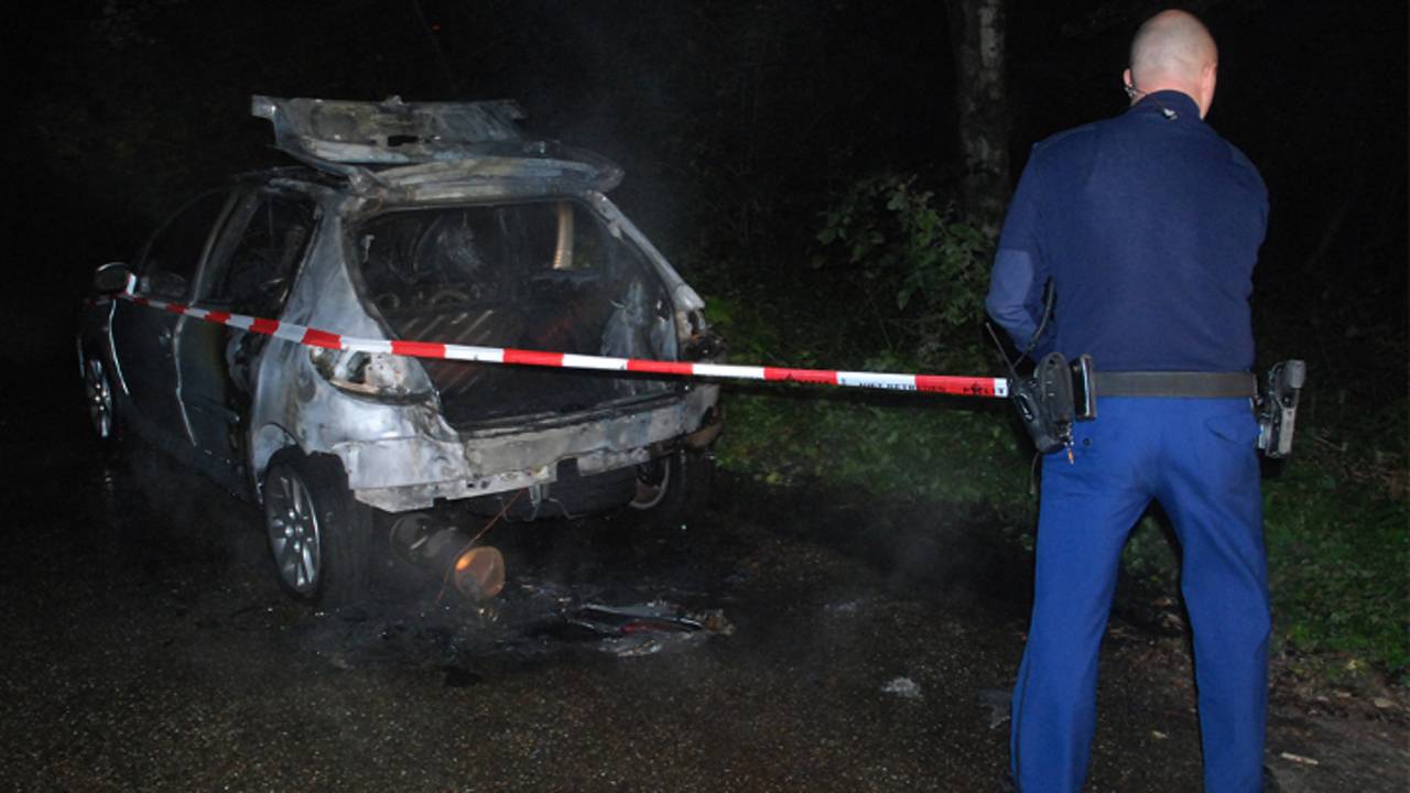 Auto volledig uitgebrand (foto: Sem van Rijssel / SQ Vision Mediaprodukties)