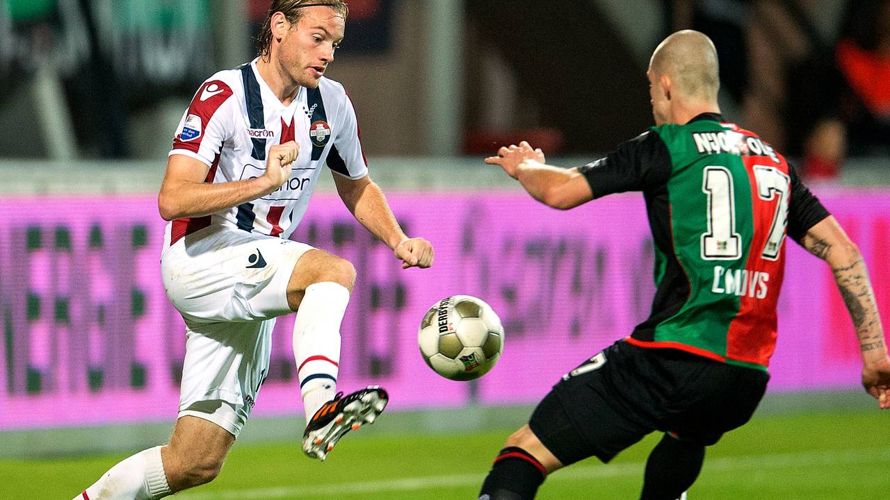 Niek Vossebelt (Willem II) stijlvol langs NEC-er Pavel Cmovc (foto: Pics United)