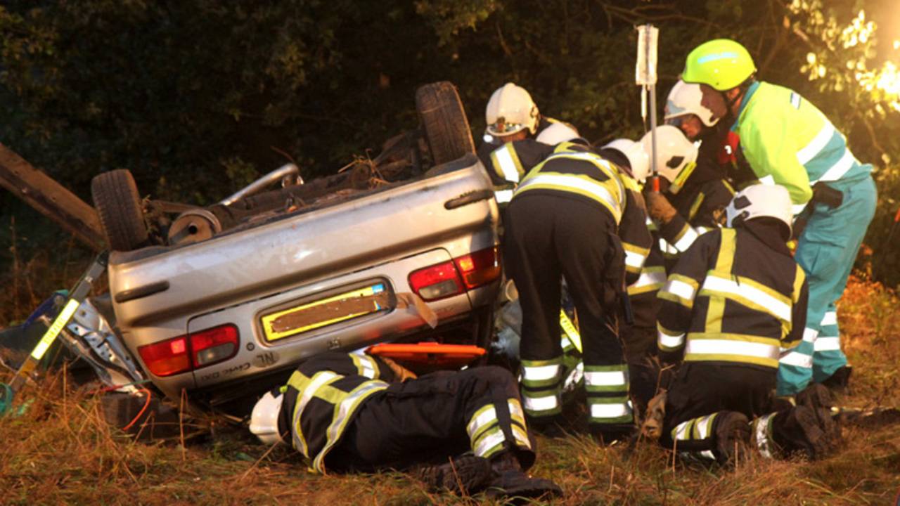 De bestuurder zat bekneld (foto: Marco van den Broek/SQ Vision)