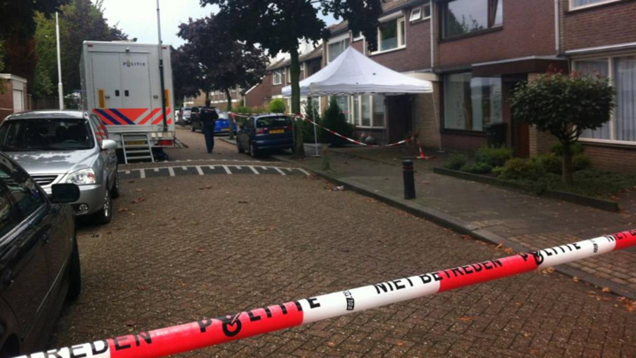 De politie was dinsdag nog bezig met onderzoek in het huis.