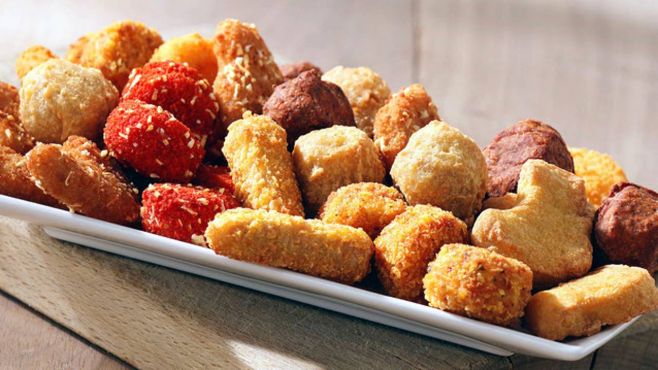 Snacks in plaats van plakjes cake in het uitvaartcafé