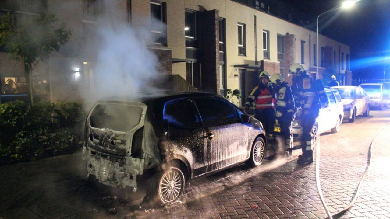 Auto brandt uit in Oosterhout. (Foto: Mathijs Bertens/Mainstay Media Breda)