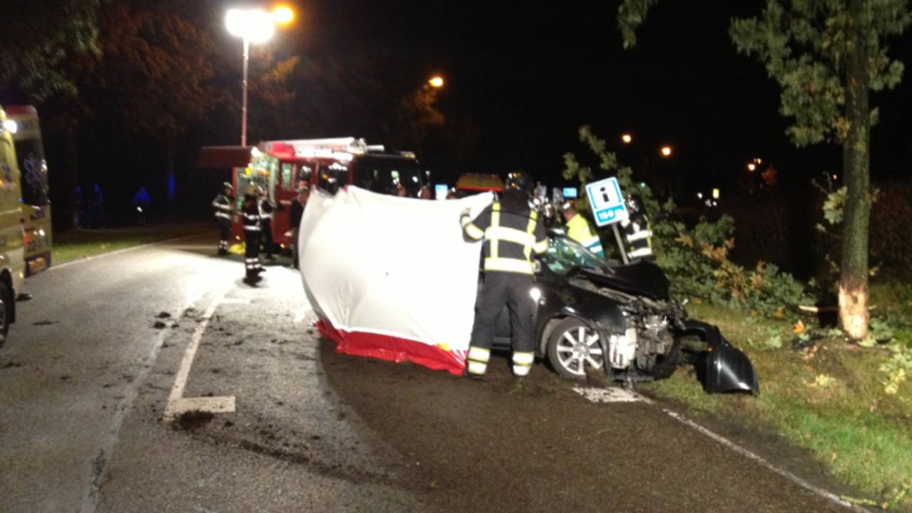 De auto kwam tegen een boom tot stilstand (foto: Hans van Hamersveld / SQ Vison Mediaprodukties)