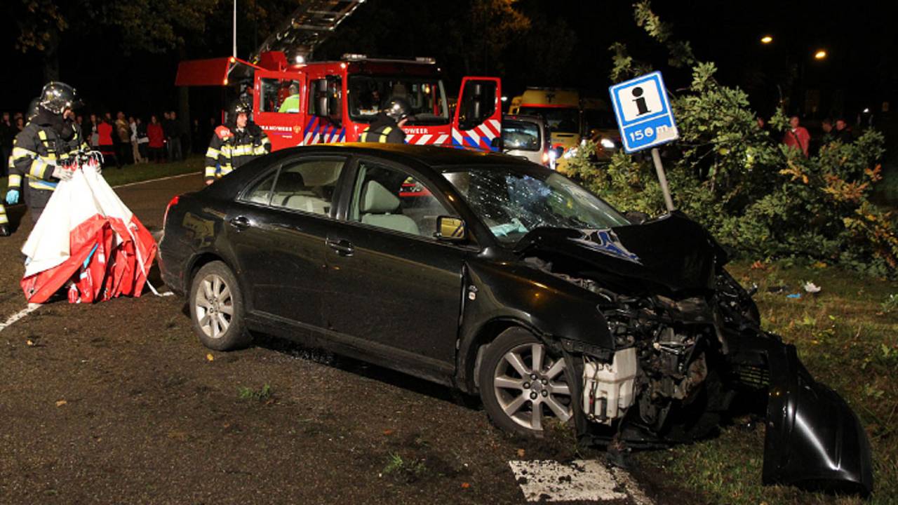 Twee gewonden bij auto-ongeluk (foto: Hans van Hamersveld / SQ Vision Mediaprodukties)