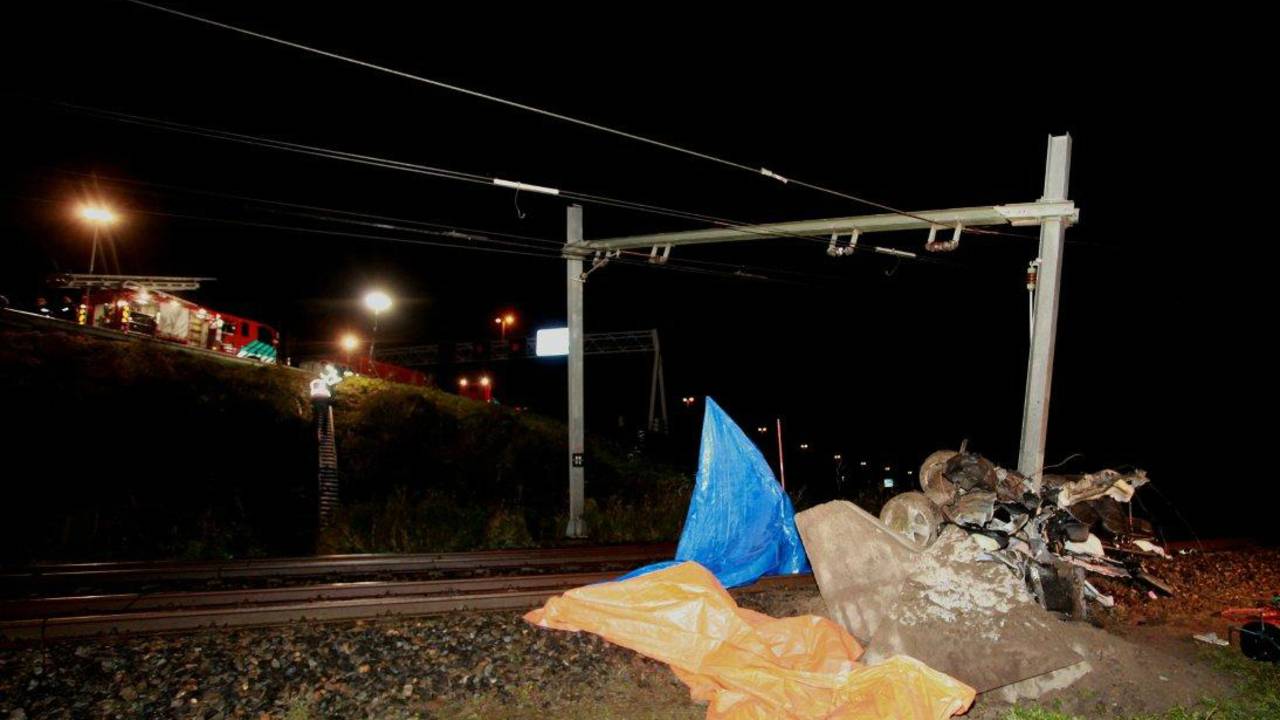 De auto slipte en reed van het talud af. (Foto: Bart Meesters/ Meesters Multimedia)