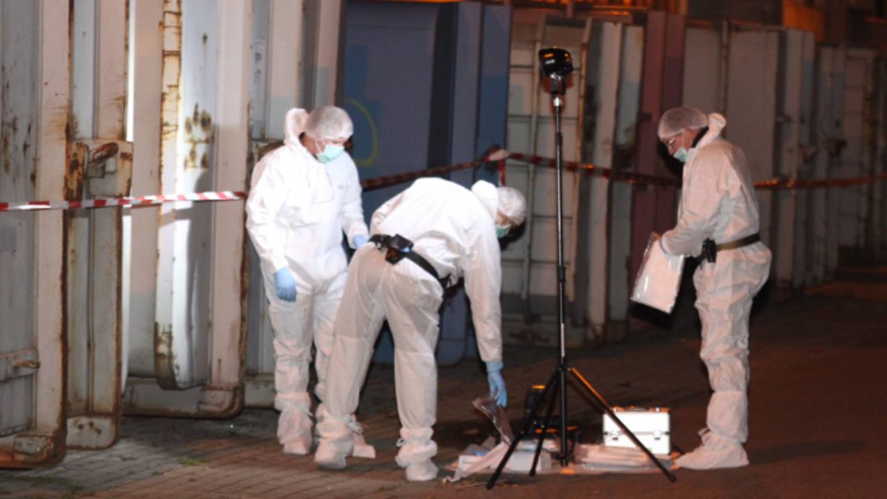 Man gevonden tussen containers (foto: Fons Hendriks / Meesters Multi Media)
