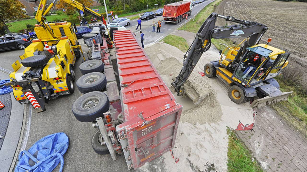 Vrachtwagen gekanteld (foto: Rico Vogels/SQ Vision)