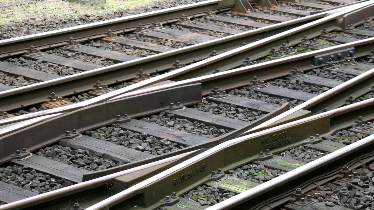 Vluchtelingen fietsten of liepen langs het spoor. ProRail gaat daarom voorlichten.