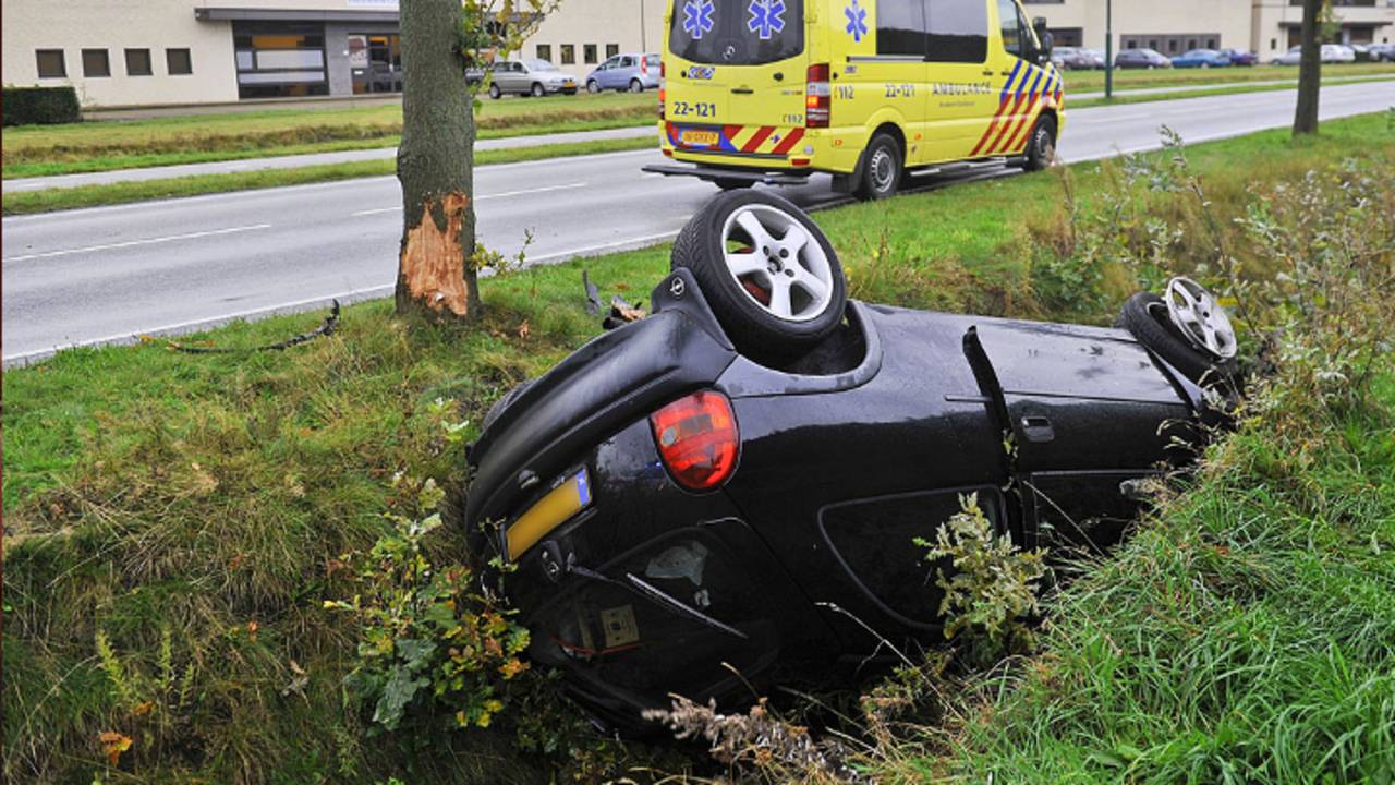 Auto in de sloot (foto: Rico Vogels / SQ Vision Mediaprodukties)