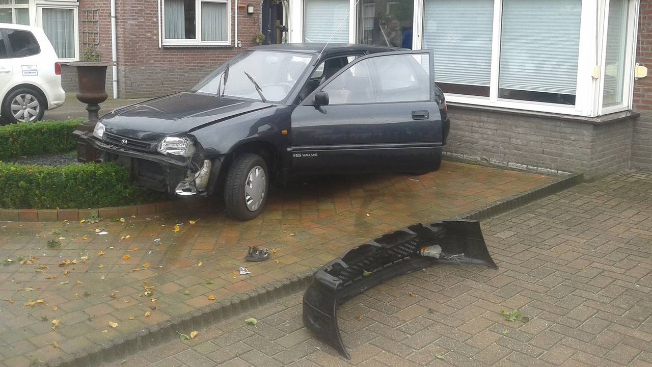 Auto ramt gevel in Valkenswaard (Foto: Rico Vogels/SQ Vision)