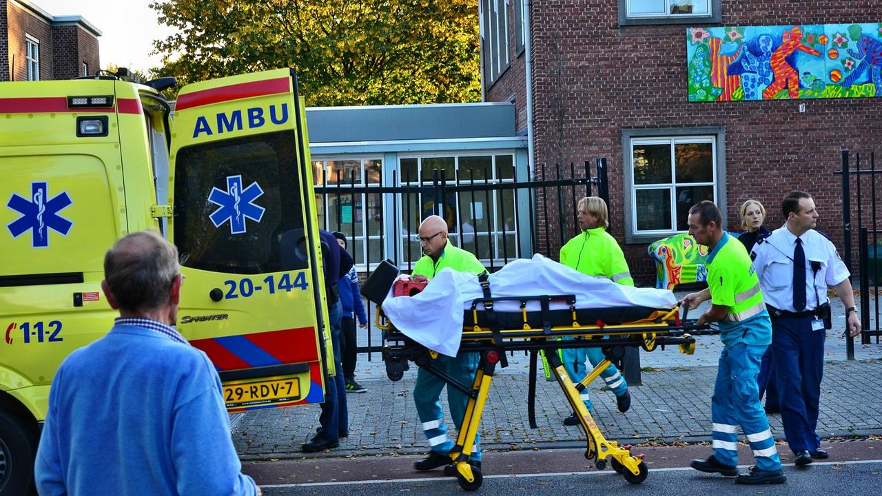 De jongen viel door een lichtkoepel van de school.