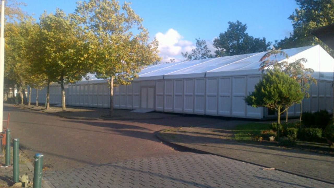 De tent waar het feest plaatsvond (foto: NonaRMS/Twitter)