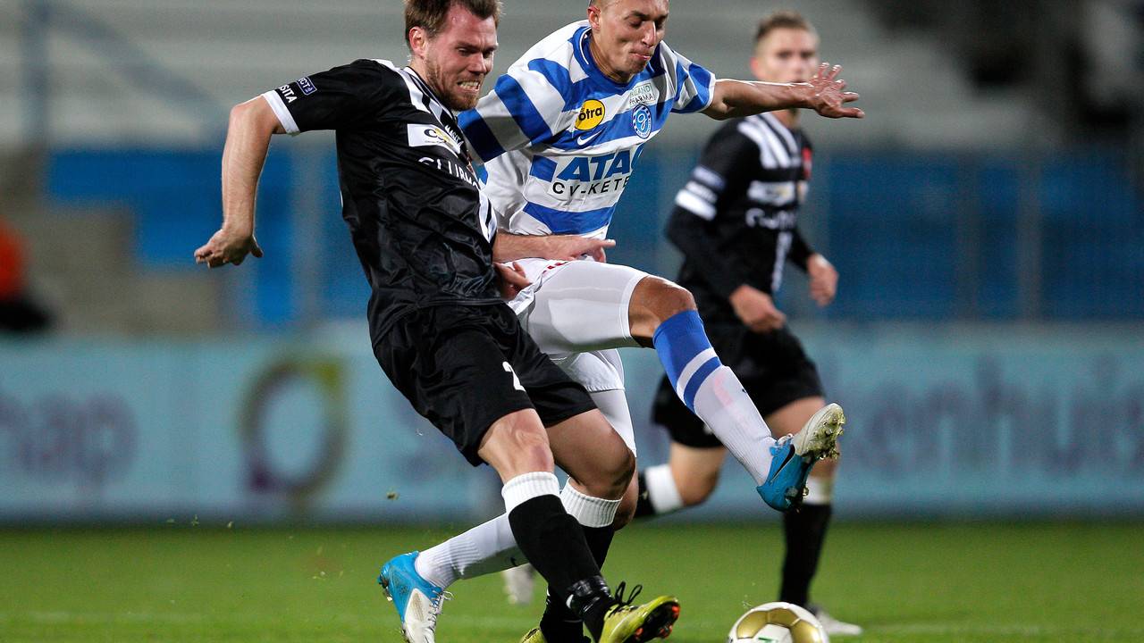 Tim Nelemans van FC Oss in duel (foto: Pics United)