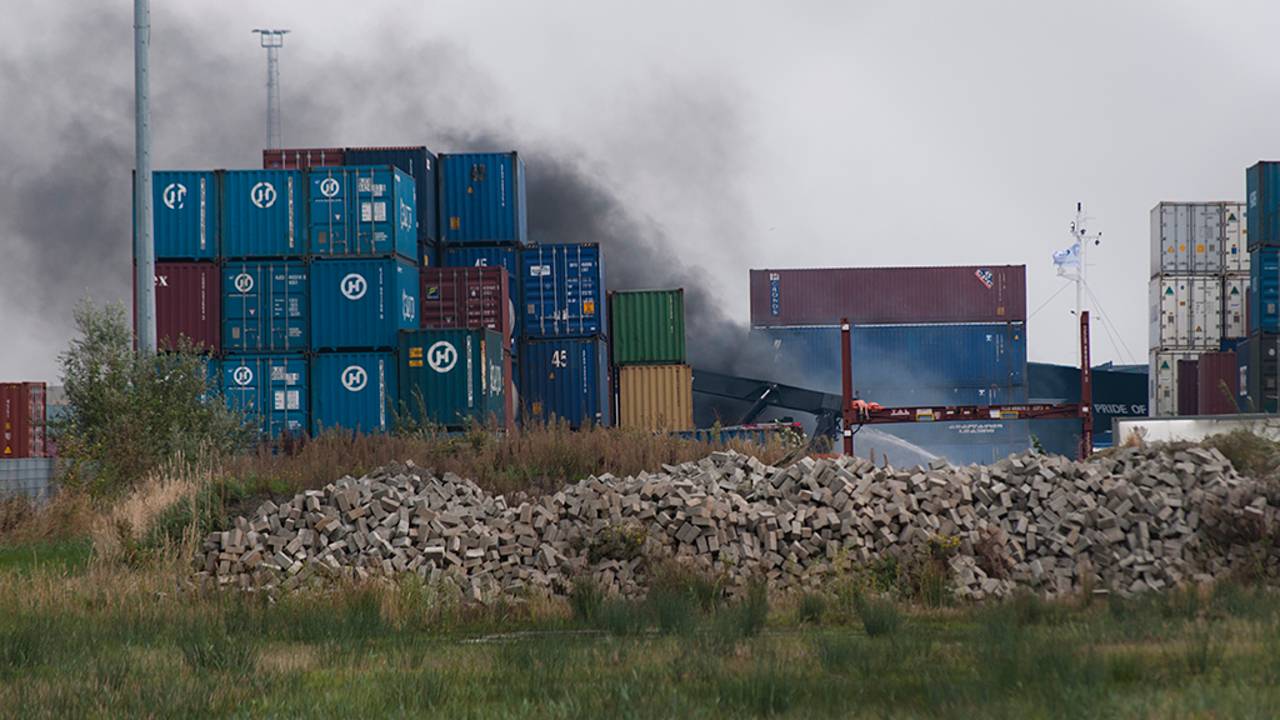 Op industrieterrein Moerdijk stond maandag een kraanwagen in brand (foto: Marco Verhage/SQ Vision)