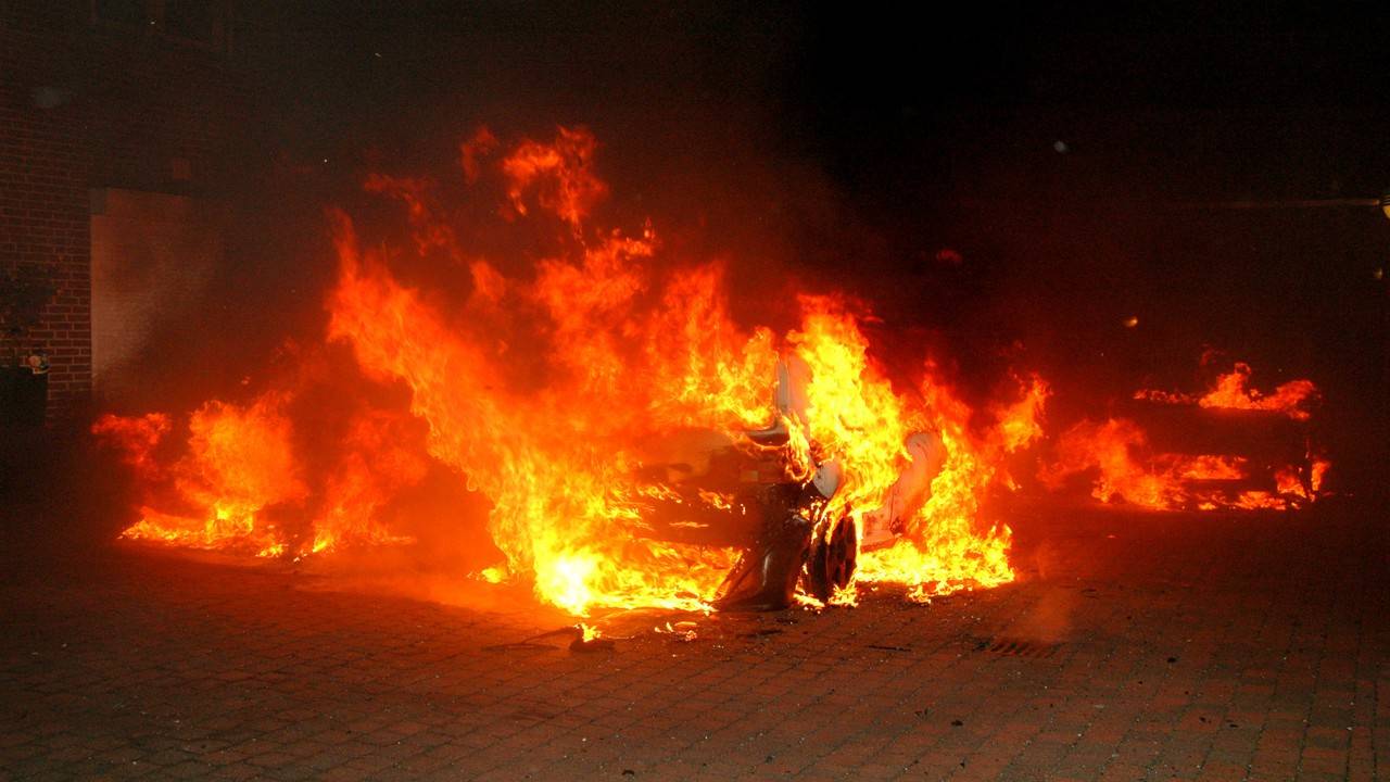 Vier auto's bij een autobedrijf in Oisterwijk uitgebrand. Foto: Toby de Kort