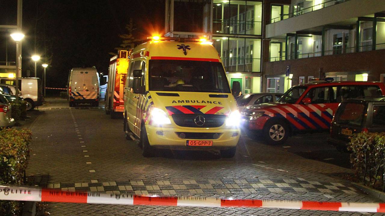Politie en ambulace rukten uit na de vondst (Foto: Gabor Heeres/SQ Vision).