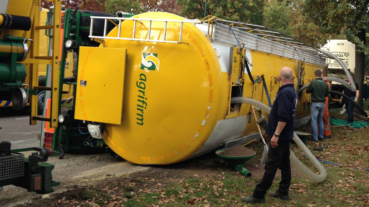 De oplegger ligt half in de berm (foto: Charles Mallo/SQ Vision Mediaprodukties)