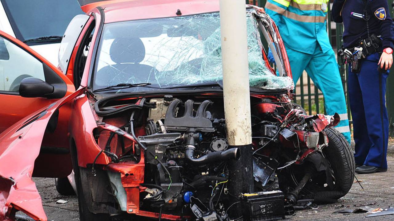 Auto kwam tot stilstand tegen lantaarnpaal (foto: SQ Vision).