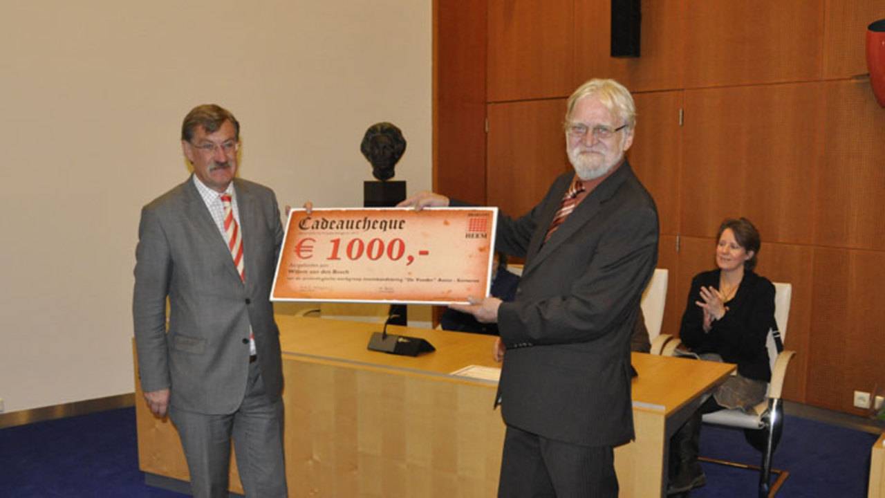 Willem van den Bosch (rechts) krijgt prijs