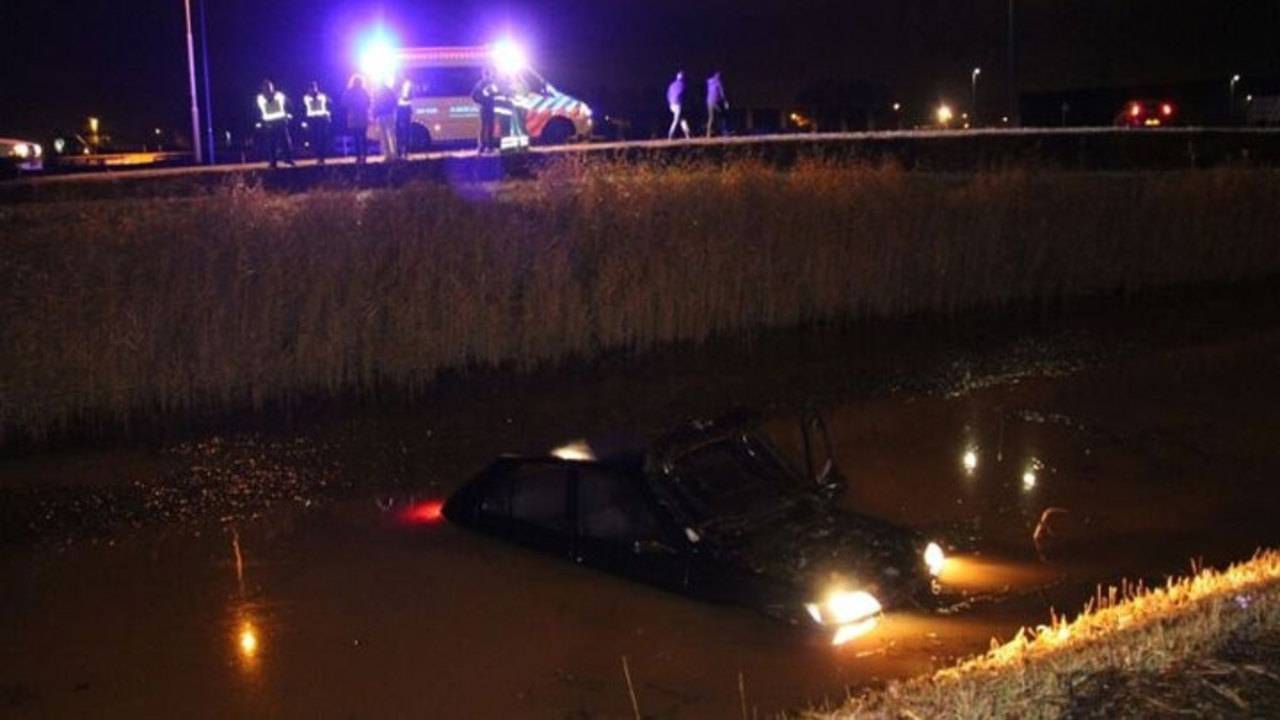 Auto ligt in het water (Foto: Mathijs Bertens/Mainstay Media)