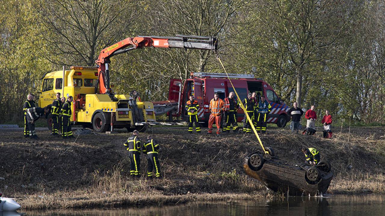 Auto uit water gehaald (foto: Marco Verhage / SQ Vision Mediaprodukties)