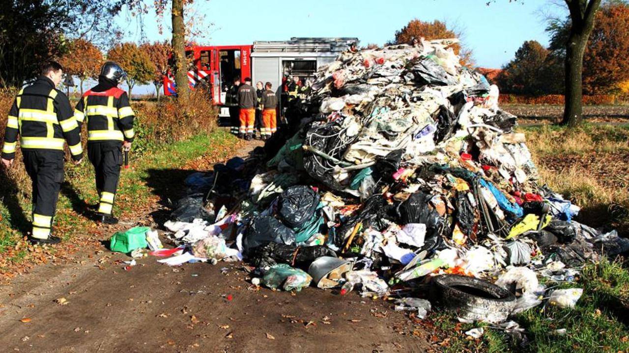 De vuilniswagen stortte brandende resten (foto: Hans van Hamersveld/SQ Vision)