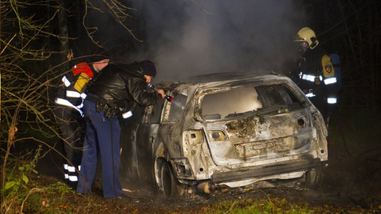 Auto volledig uitgebrand (foto: Sander van Gils / SQ Vision)