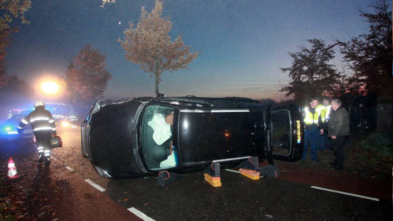 Auto op zijn kant (foto: Bart Meesters / Meesters Multi Media)